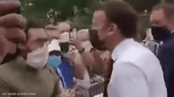 من الذي صفع ماكرون أمام الكاميرات؟