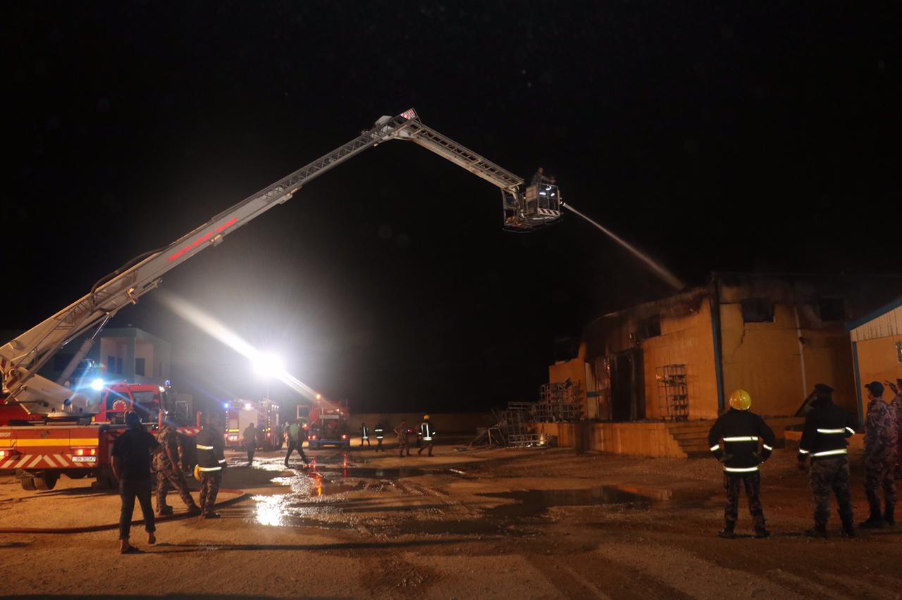 الدفاع المدني يخمد حريق مستودع في