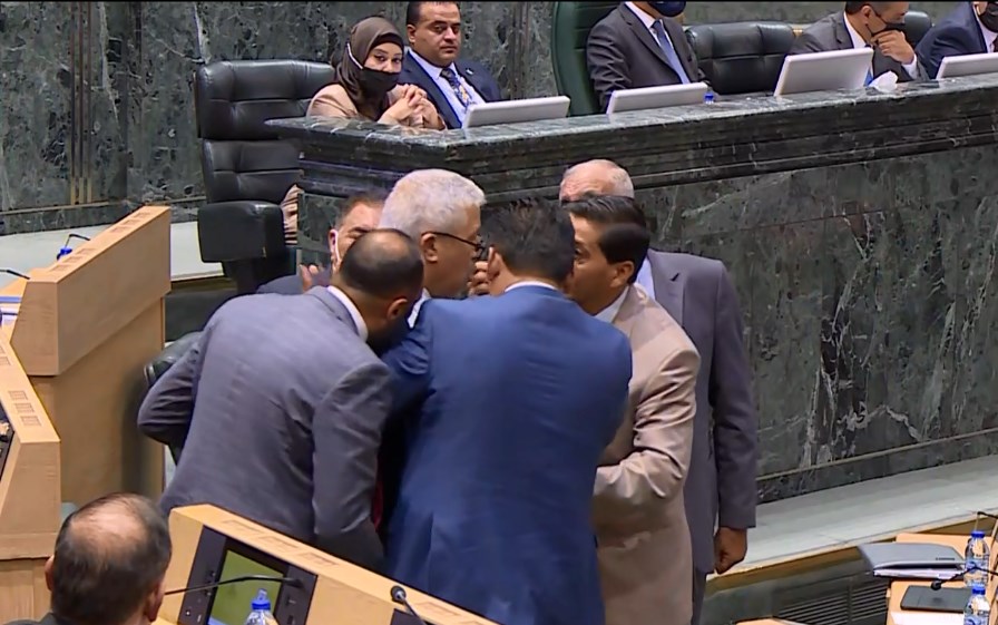 العودات يلوح بإخراج الطراونة من الجلسة