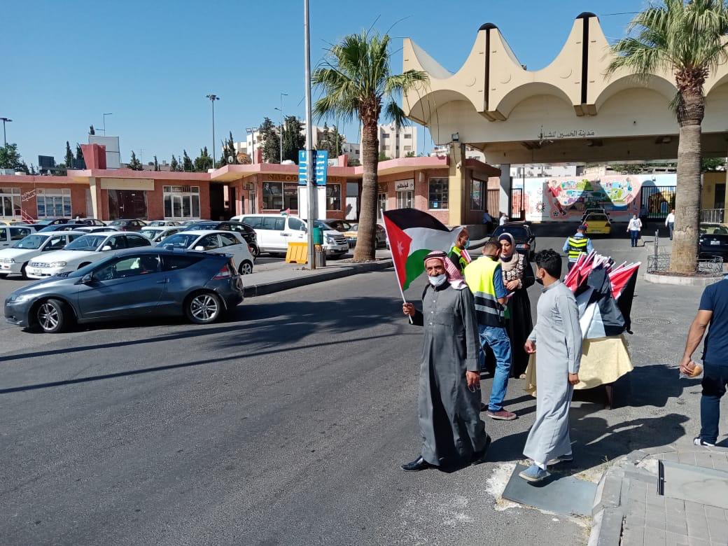 مدينة الحسين للشباب توزع الاعلام على