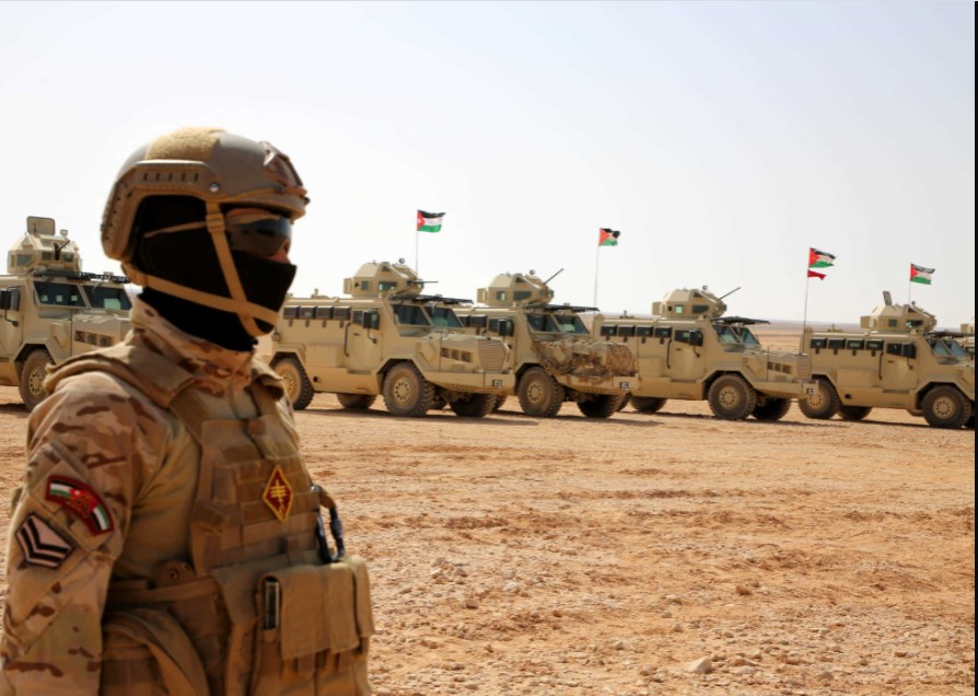 الأردنيون يحتفلون بيوم الجيش وذكرى الثورة