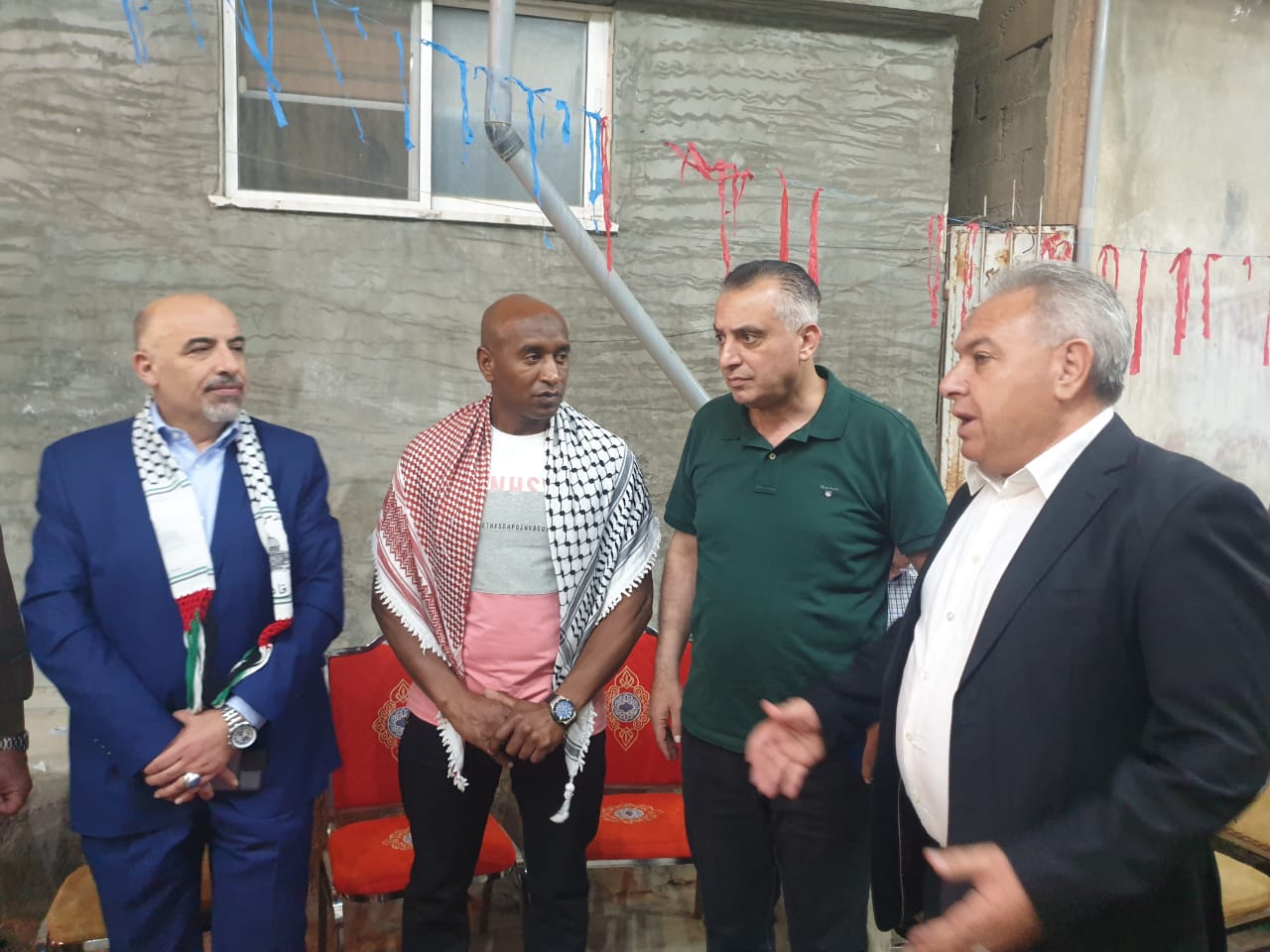 نواب يزورون منزل الأسير المحرر أبو