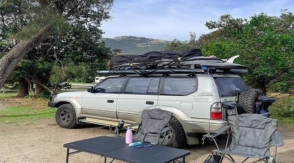 يحولان سيارتهما إلى منزل متنقل للسفر