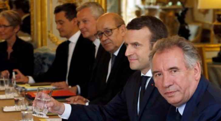 القضاء الفرنسي يحقق بتوظيف وزير لابنه