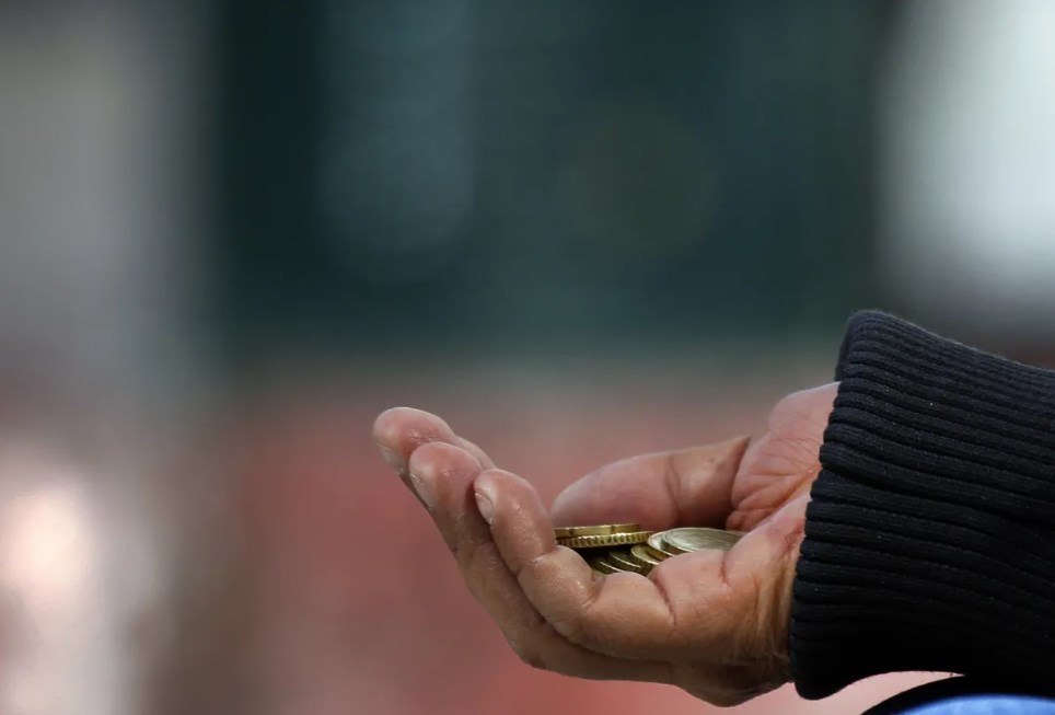 متسولة تستعطف المواطنين لشراء ادوية في