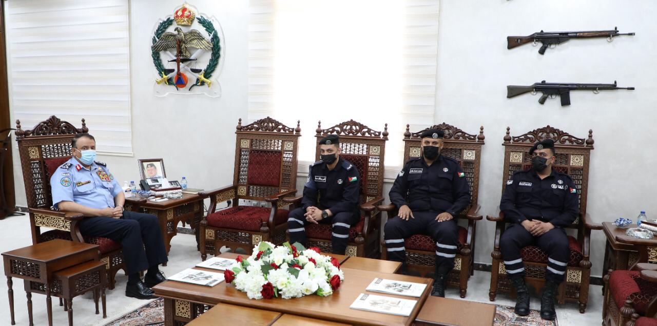 مدير الامن العام يكرم طاقم دورية