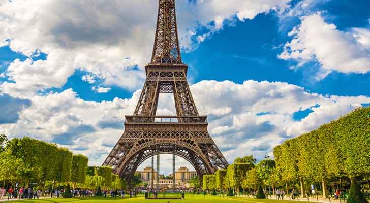 فرنسا تعتزم منع الوزراء والنواب من