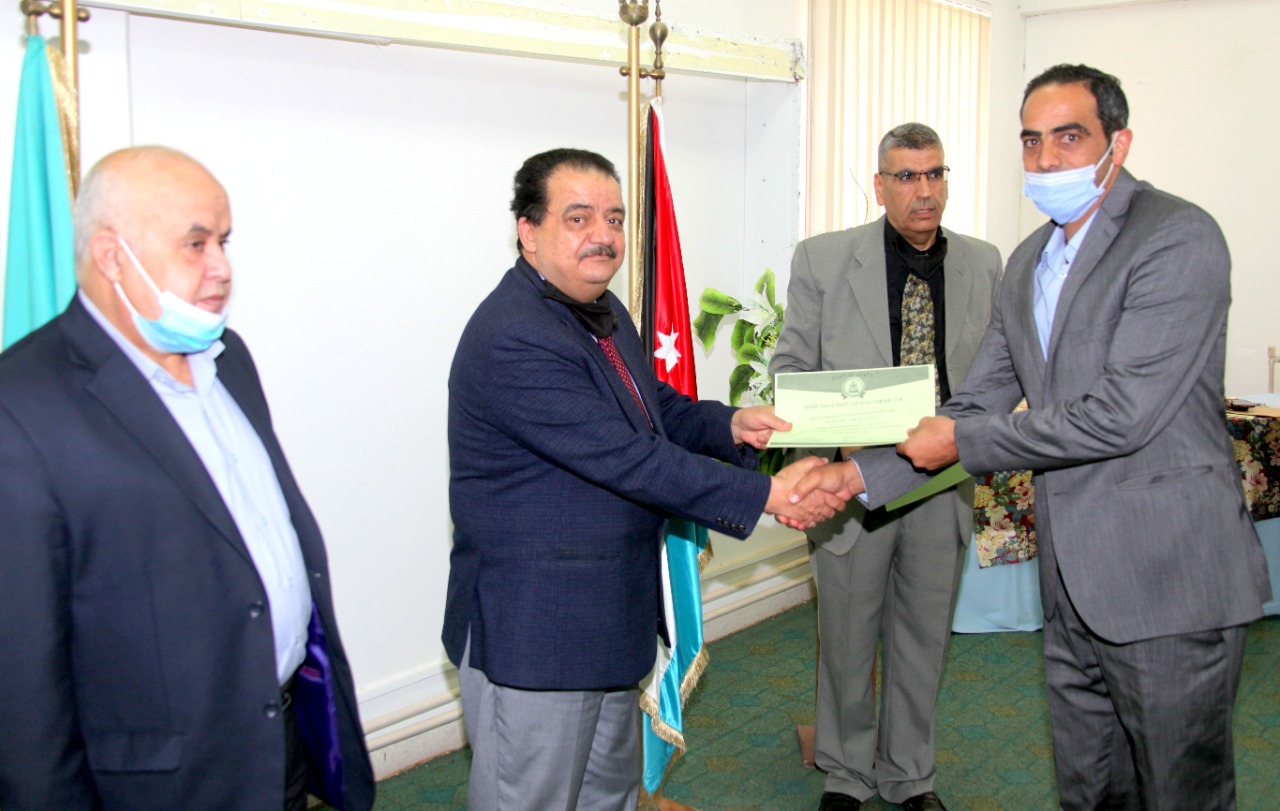 رئيس جامعة آل البيت يخرج دورة