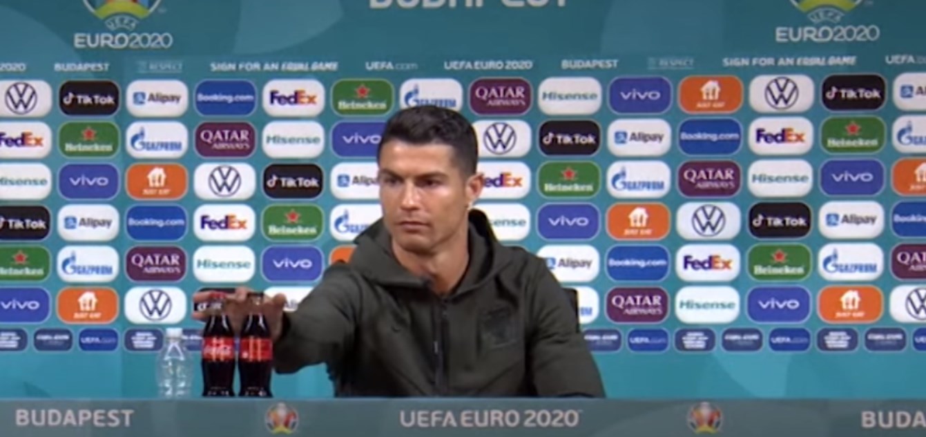 كم خسرت «كوكاكولا» بعد تصرف رونالدو