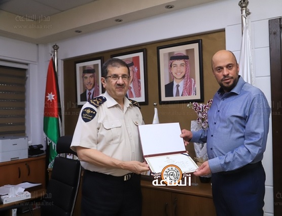 جلال القضاة يسلم علاء ابو صوفة