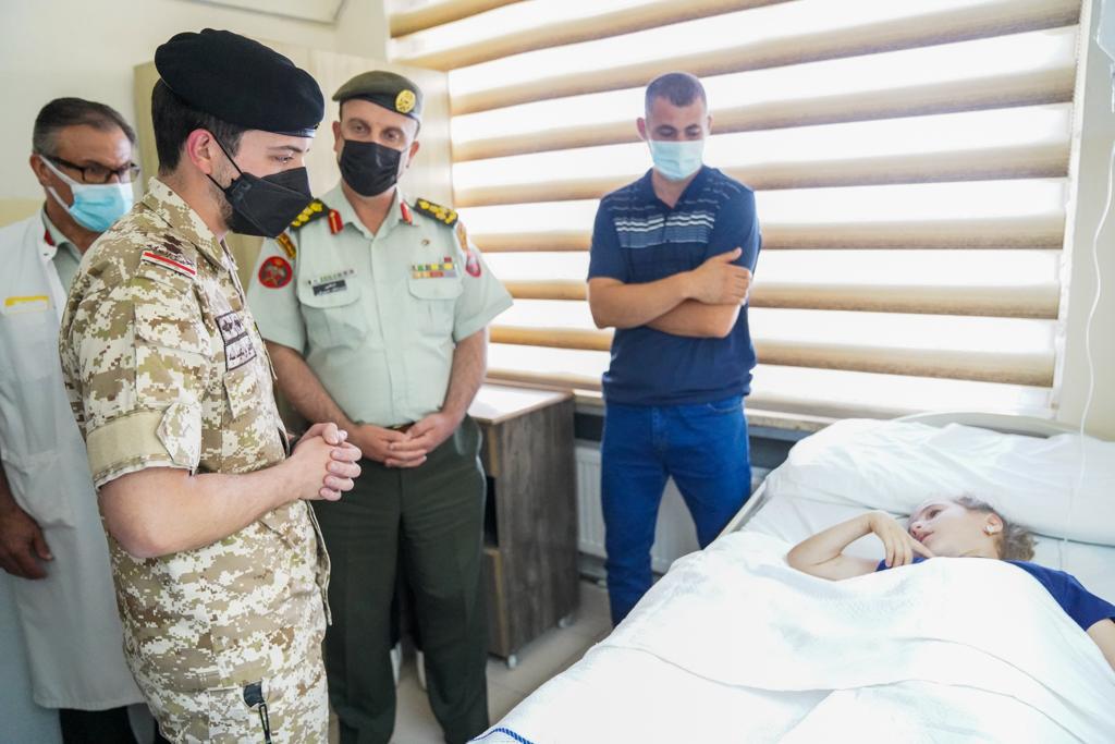 ولي العهد يعود الطفلة اللبنانية المصابة