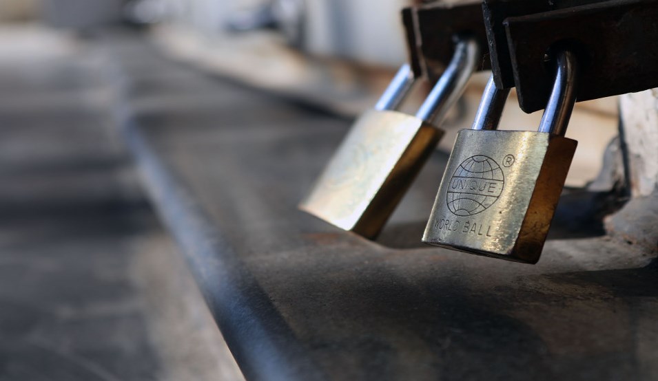 إغلاق منشأتين وانذار 115 في عمان