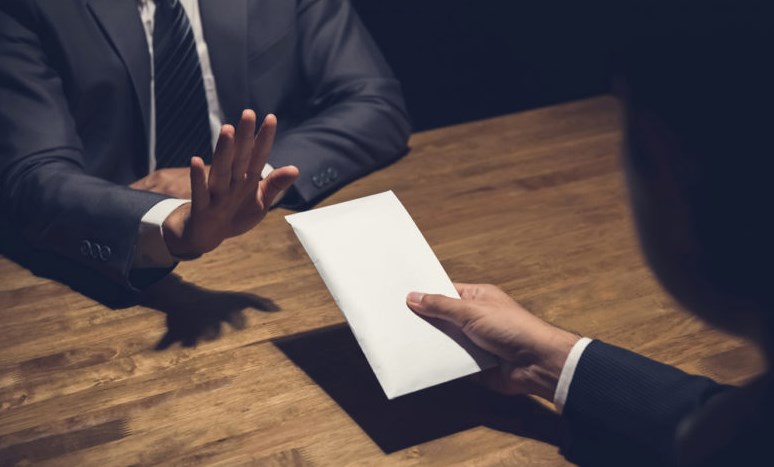 الأمن: ابلغوا عن الرشوة على هذا