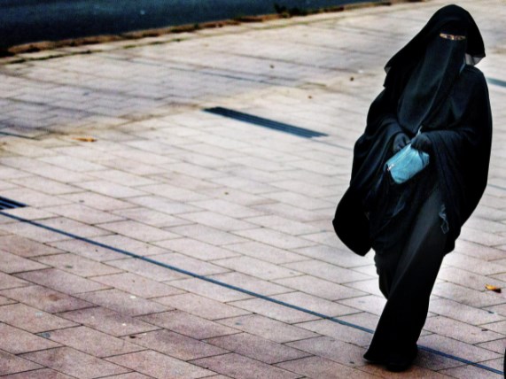 شاب يتنكر بالعباءة والنقاب للقاء حبيبته