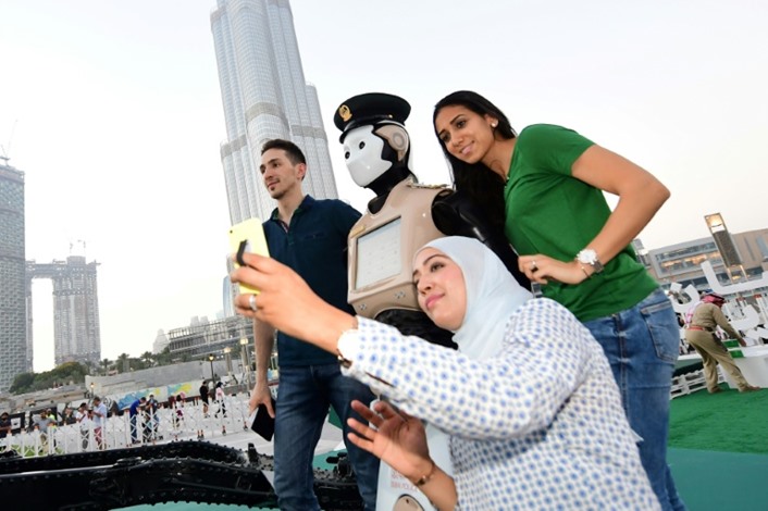 أول رجل آلي ينضم إلى سلك