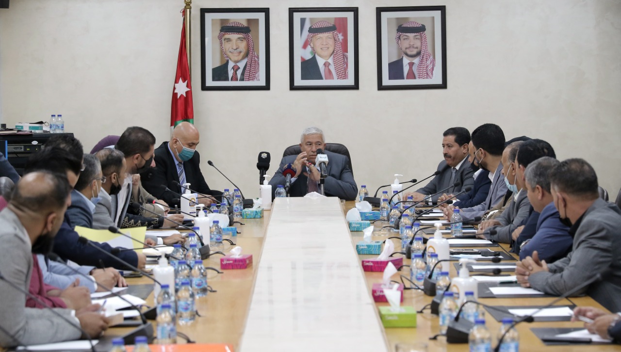 الطراونة ينتقد غياب وزيري العمل والصحة