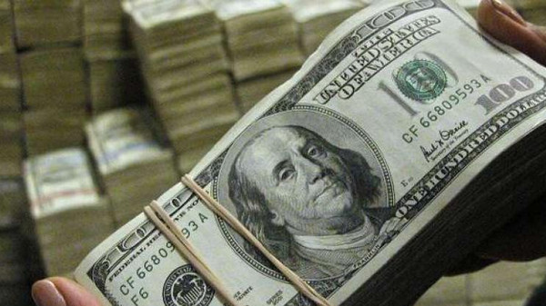 الدولار يتماسك قرب أعلى مستوى بـ