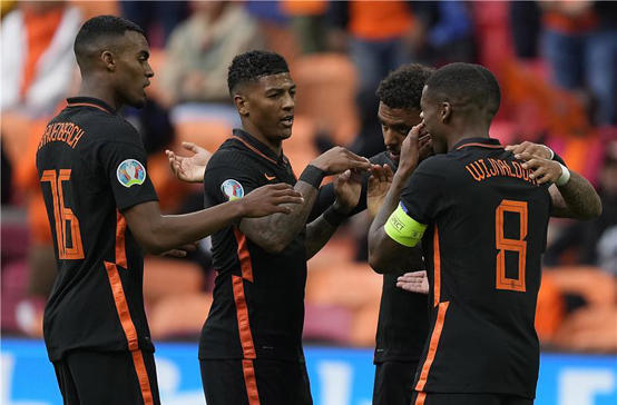 هولندا تطحن مقدونيا