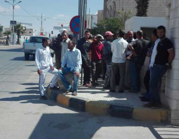 مصريون بمادبا يحتجون ويطالبون بزيادة رواتبهم