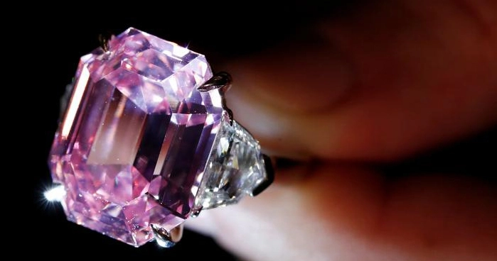 عرض ألماسة نادرة للبيع في مزاد