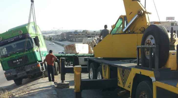 بالصور .. تدهور ’تريلا‘ يغلق حركة