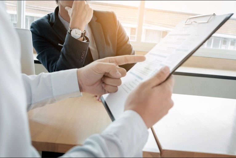 بخيت يعزل موظفا عن سلطة العقبة