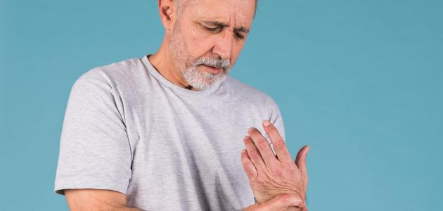 الأعراض الأولية للباركنسون.. تعرف عليها