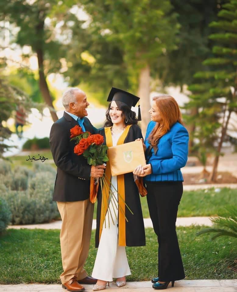 نور شلاش الزبن تكتب في تخرجها