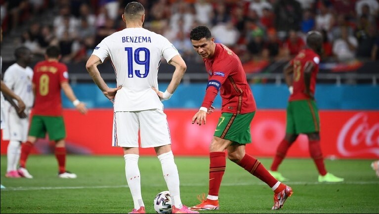 في لقطة طريفة.. بنزيما ينفذ تعليمات