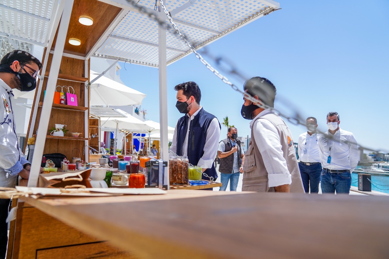 ولي العهد يشاهد مشغولات يدوية لأبناء