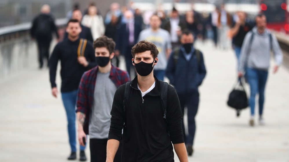 وزير بريطاني: إلغاء إلزامية ارتداء الكمامات