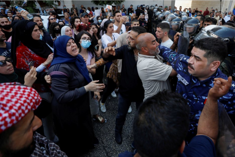 تشييع جثمان الناشط الفلسطيني نزار بنات