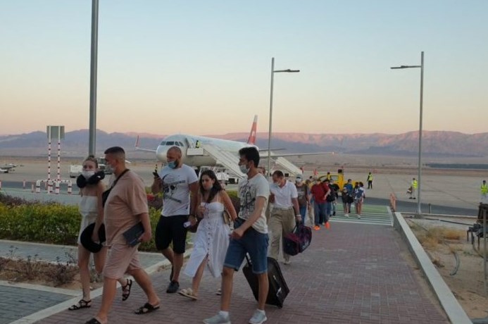 طائرة سياح روسية جديدة تحط في