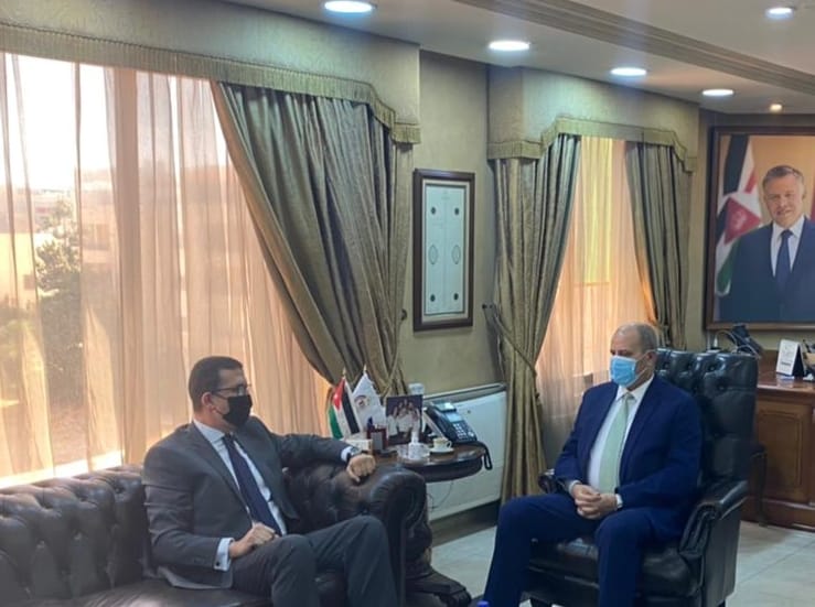 وزير العمل يلتقي السفير المصري.. وهذا