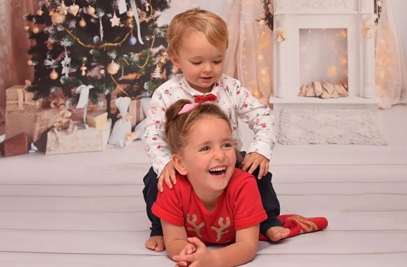 تنجب طفلتين توأم بفارق عامين