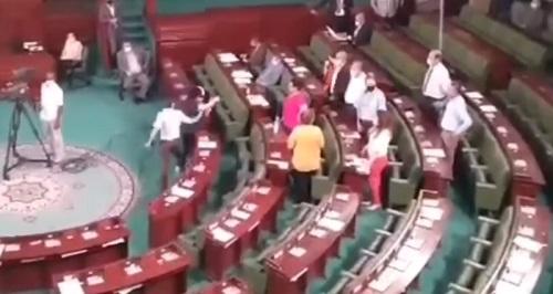 تعرض رئيسة حزب للضرب داخل البرلمان