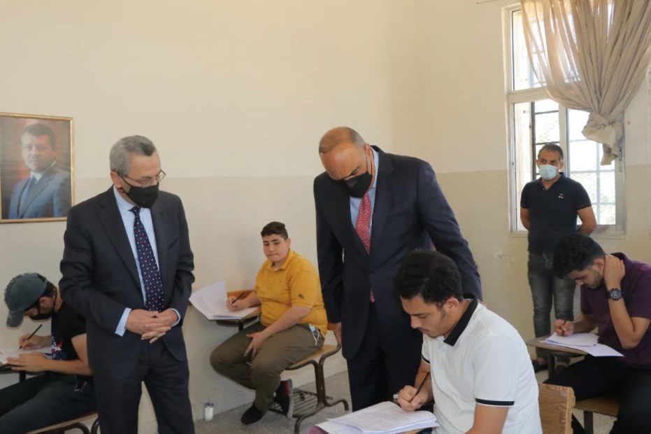 الخصاونة يتفقد طلبة التوجيهي