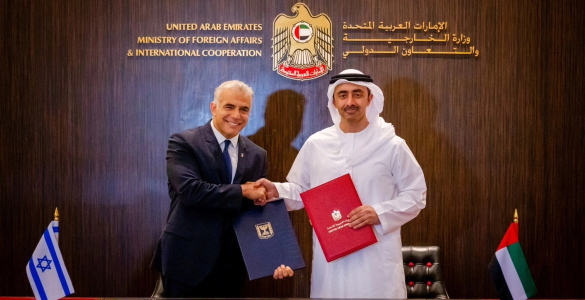 لابيد وبن زايد ينشران مقالا في