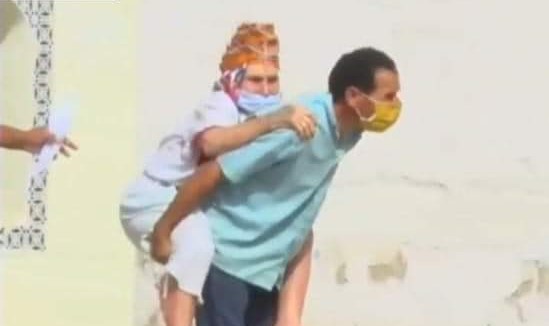 فيديو مؤثر لتونسي يحمل والدته العجوز