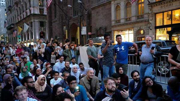 بالصور: مسلمون نساء ورجال يتناولون الإفطار