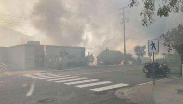 حرائق تلتهم قرية بعد ارتفاع الحرارة