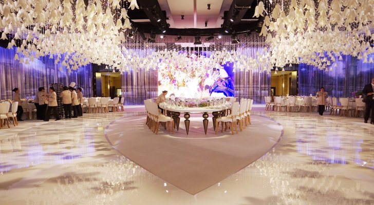 وزارة الصحة للعرسان: اعزموا المطعمين