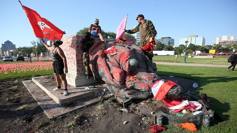 إسقاط تمثالين للملكتين فيكتوريا وإليزابيث الثانية