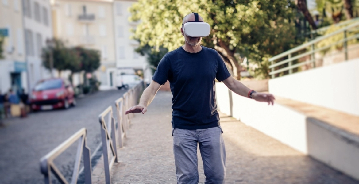 زوجان يخترعان جهازا يساعد ابنهما على