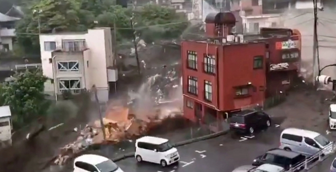 فيديوهات لفيضان هائل يجرف المنازل ويجتاح