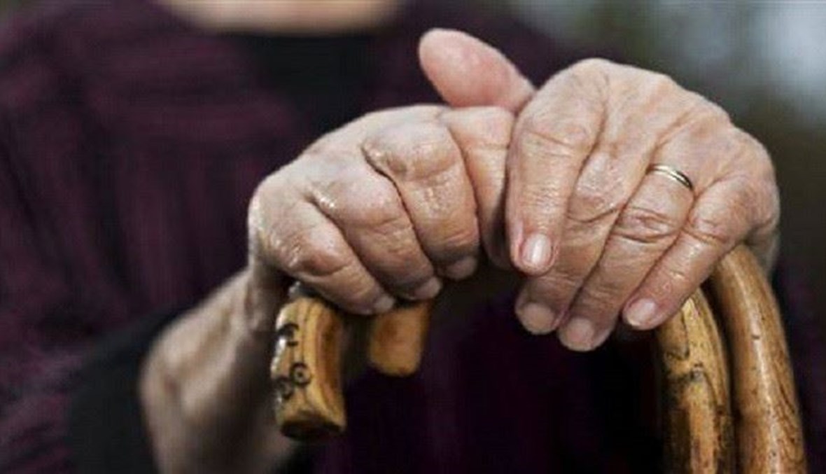 مصر.. مسنة تضرب زوجها العجوز بالعكاز