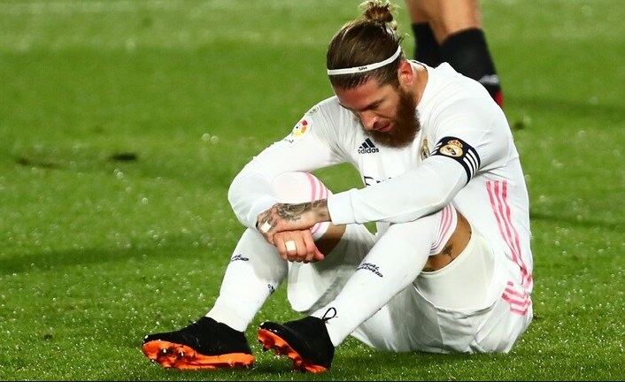 آرسنال وتشيلسي يستغلان تباطؤ سان جيرمان