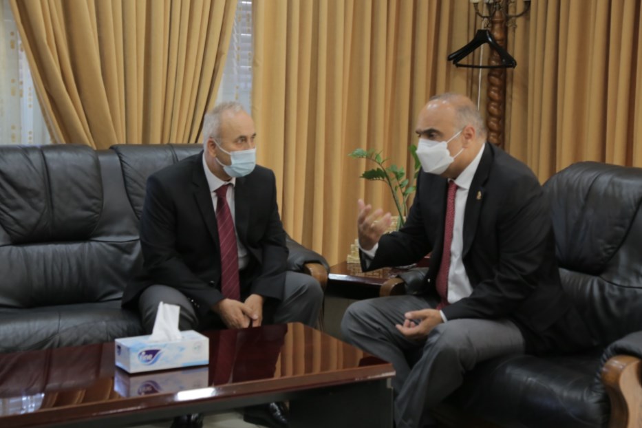 الخصاونة بزيارة مفاجئة لدائرة ضريبة الدخل