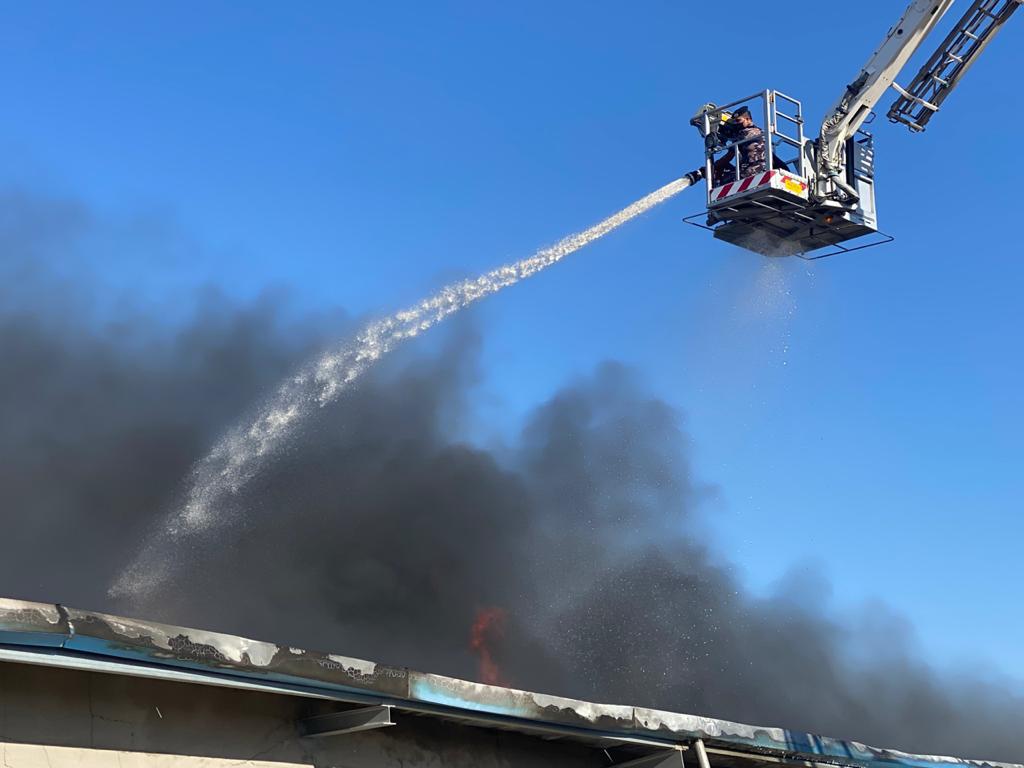 الدفاع المدني يخمد حريقا داخل مستودع