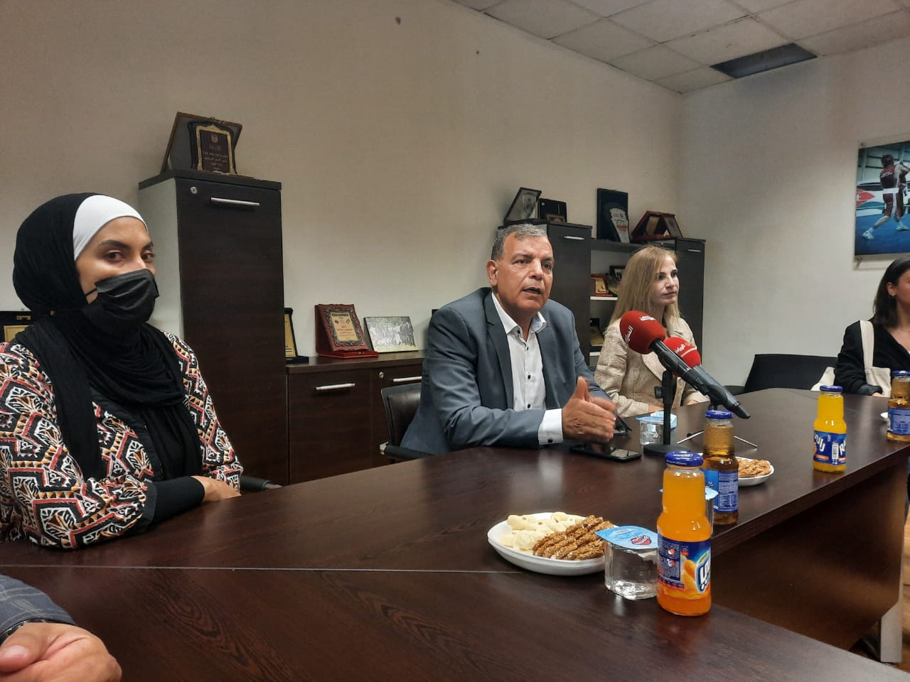 الوزير الاسبق سعد جابر يودع لاعبيه